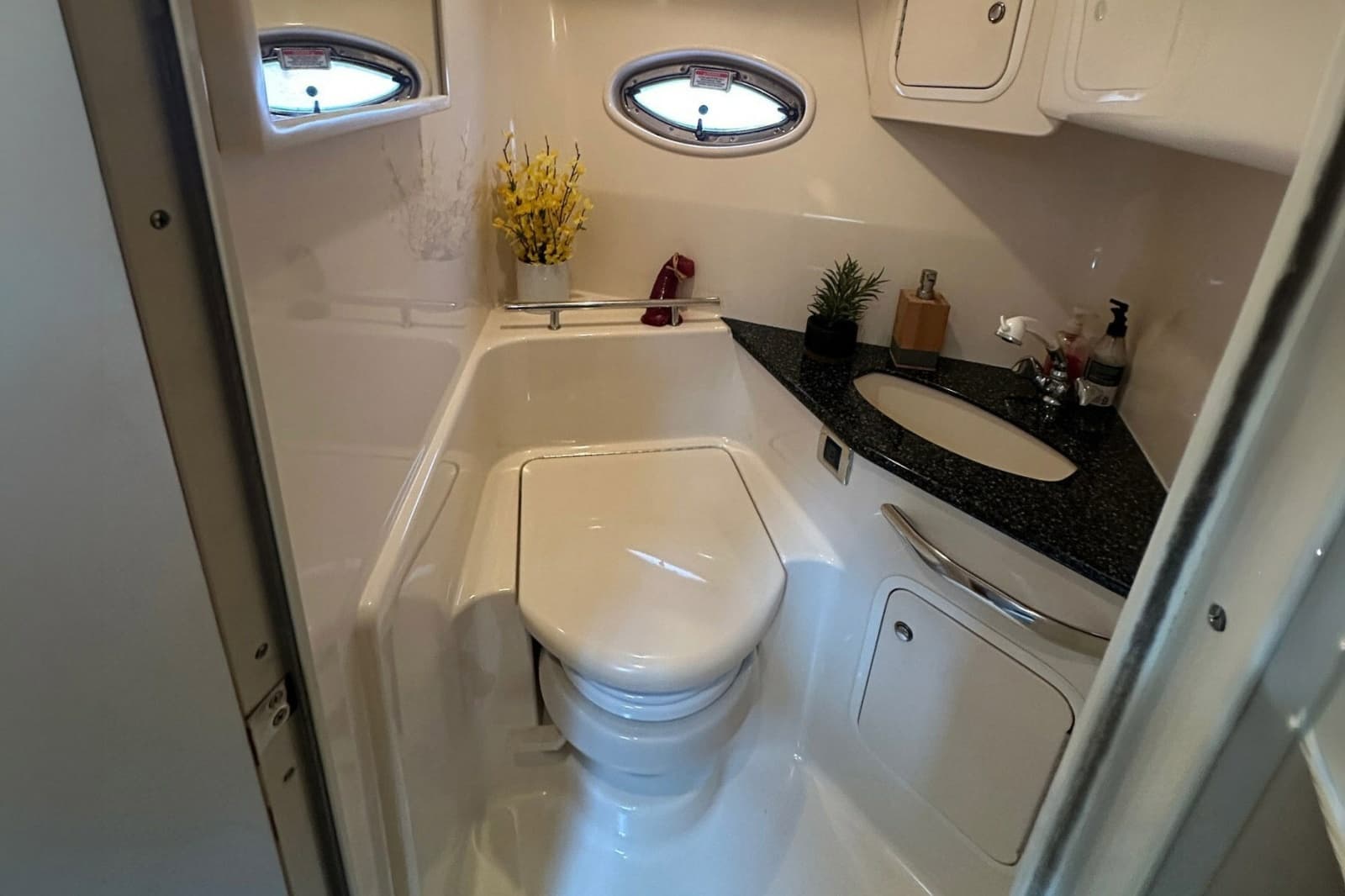 2003 Sea Ray 420 Sundancer - Photo 18