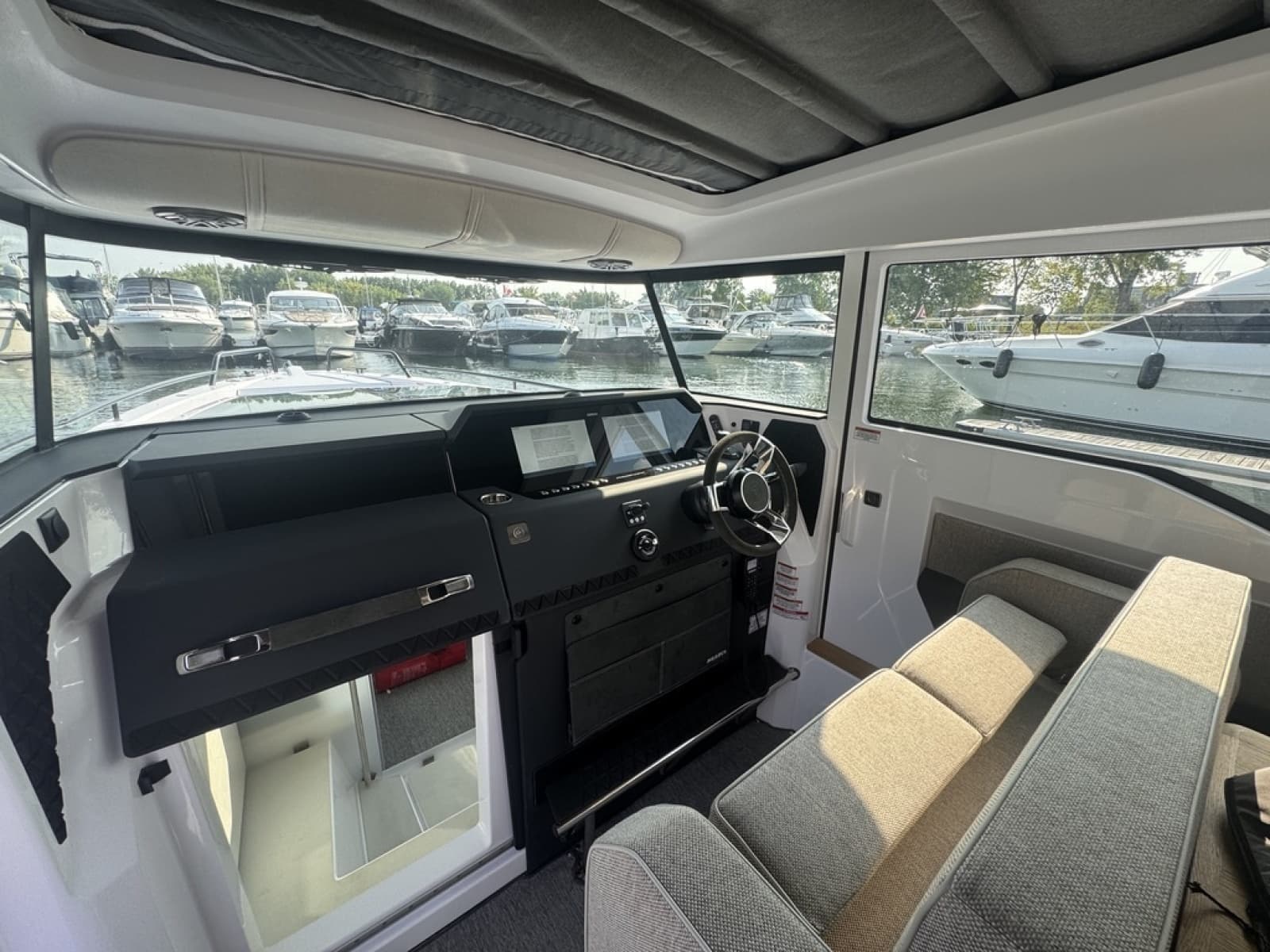 2025 Axopar 37 XC Cross Cabin - Photo 8
