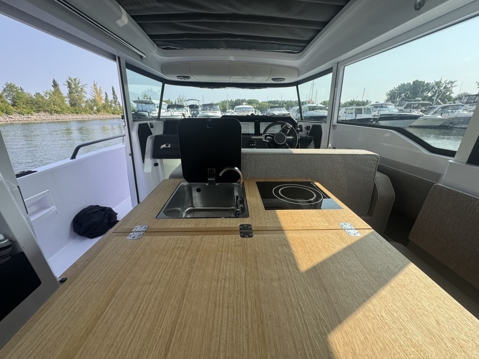 2025 Axopar 37 XC Cross Cabin - Photo 15