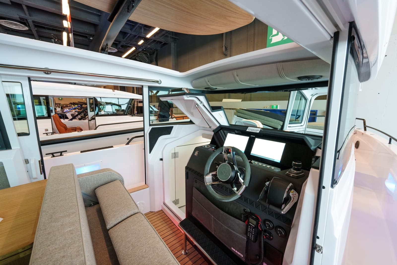 2025 Axopar 37 XC Cross Cabin - Photo 9