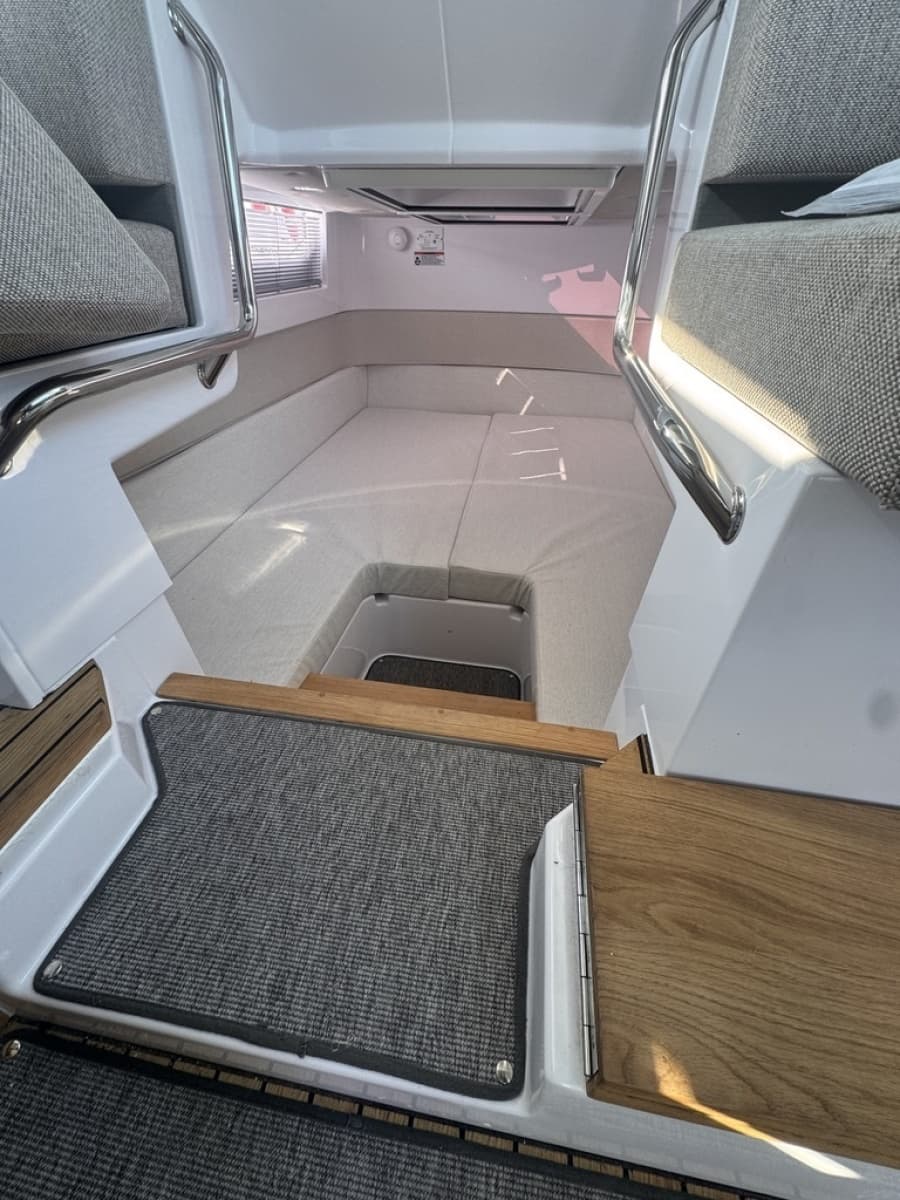 2025 Axopar 37 XC Cross Cabin - Photo 23