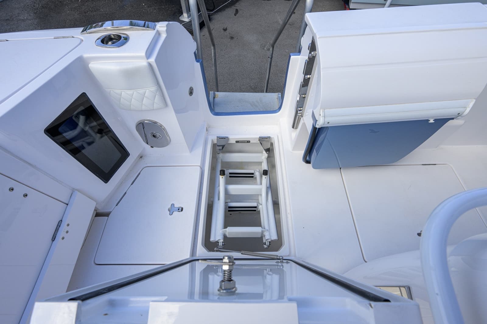 2022 Intrepid 409 Valor - Photo 13