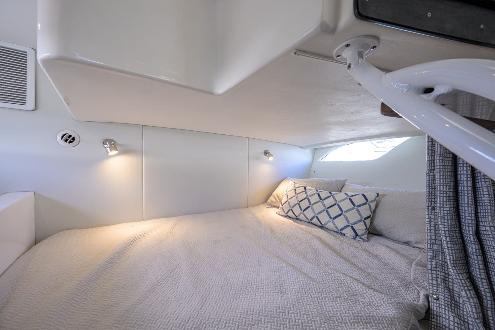 2022 Intrepid 409 Valor - Photo 16