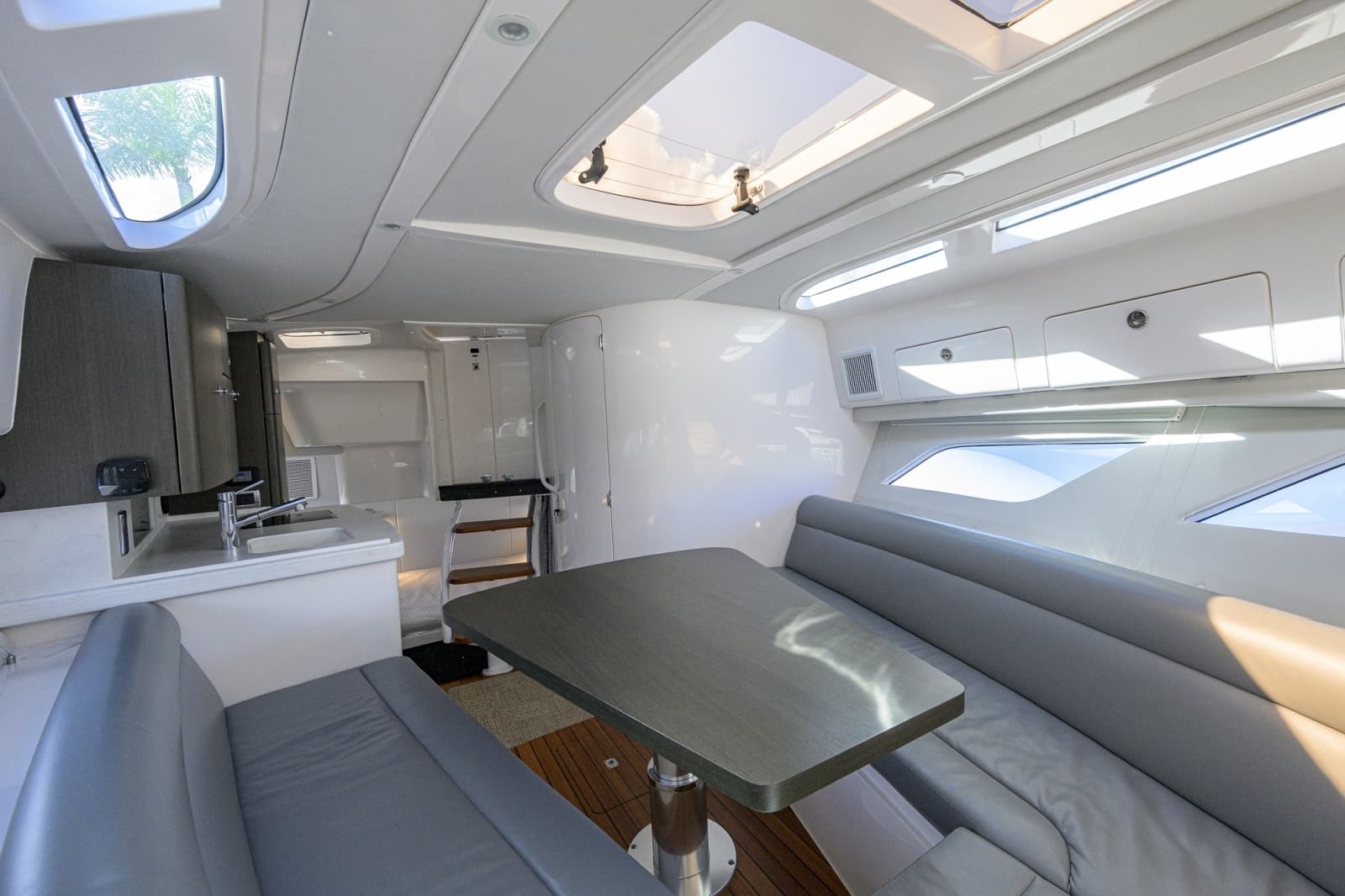 2022 Intrepid 409 Valor - Photo 17