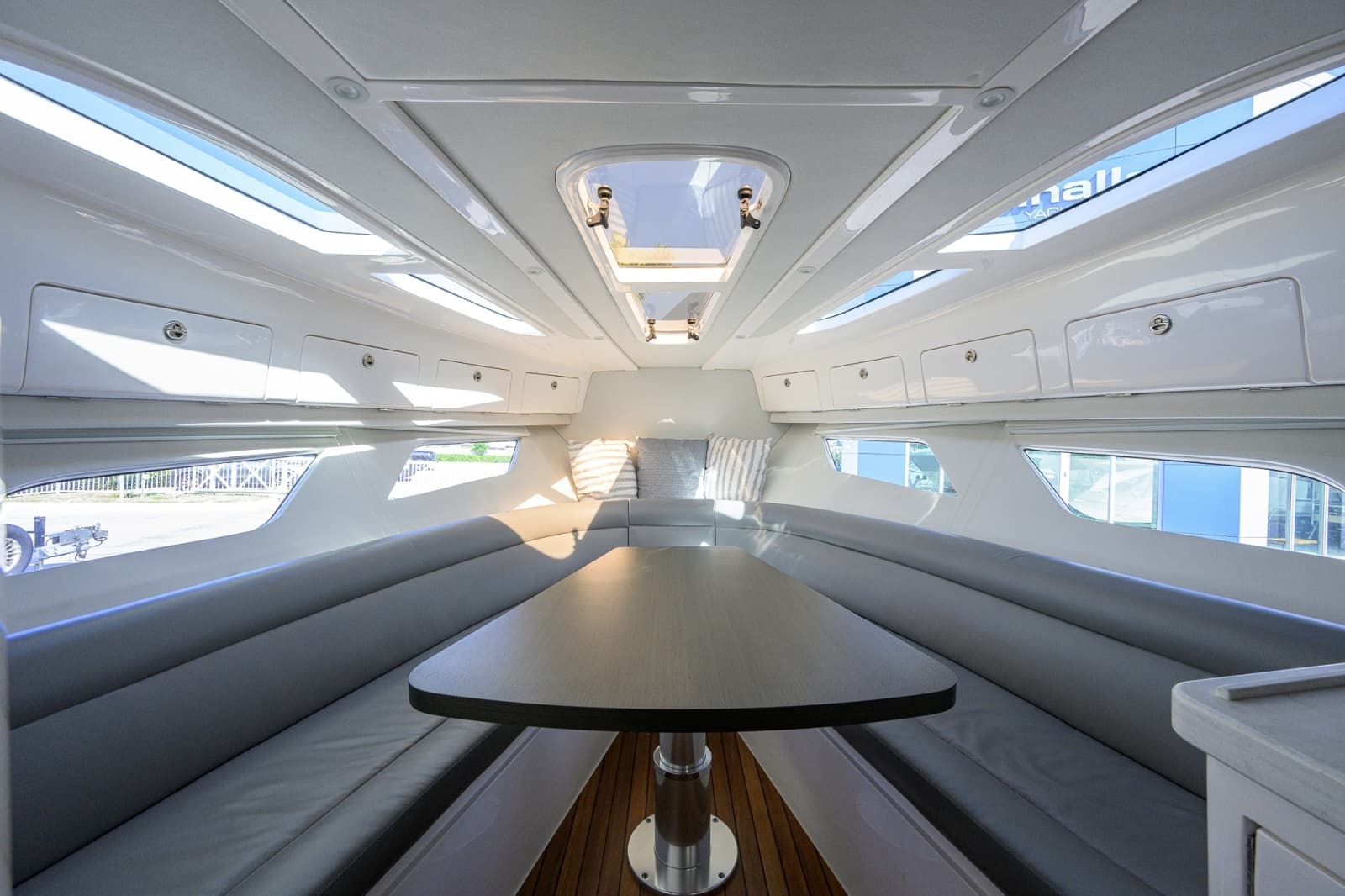 2022 Intrepid 409 Valor - Photo 3