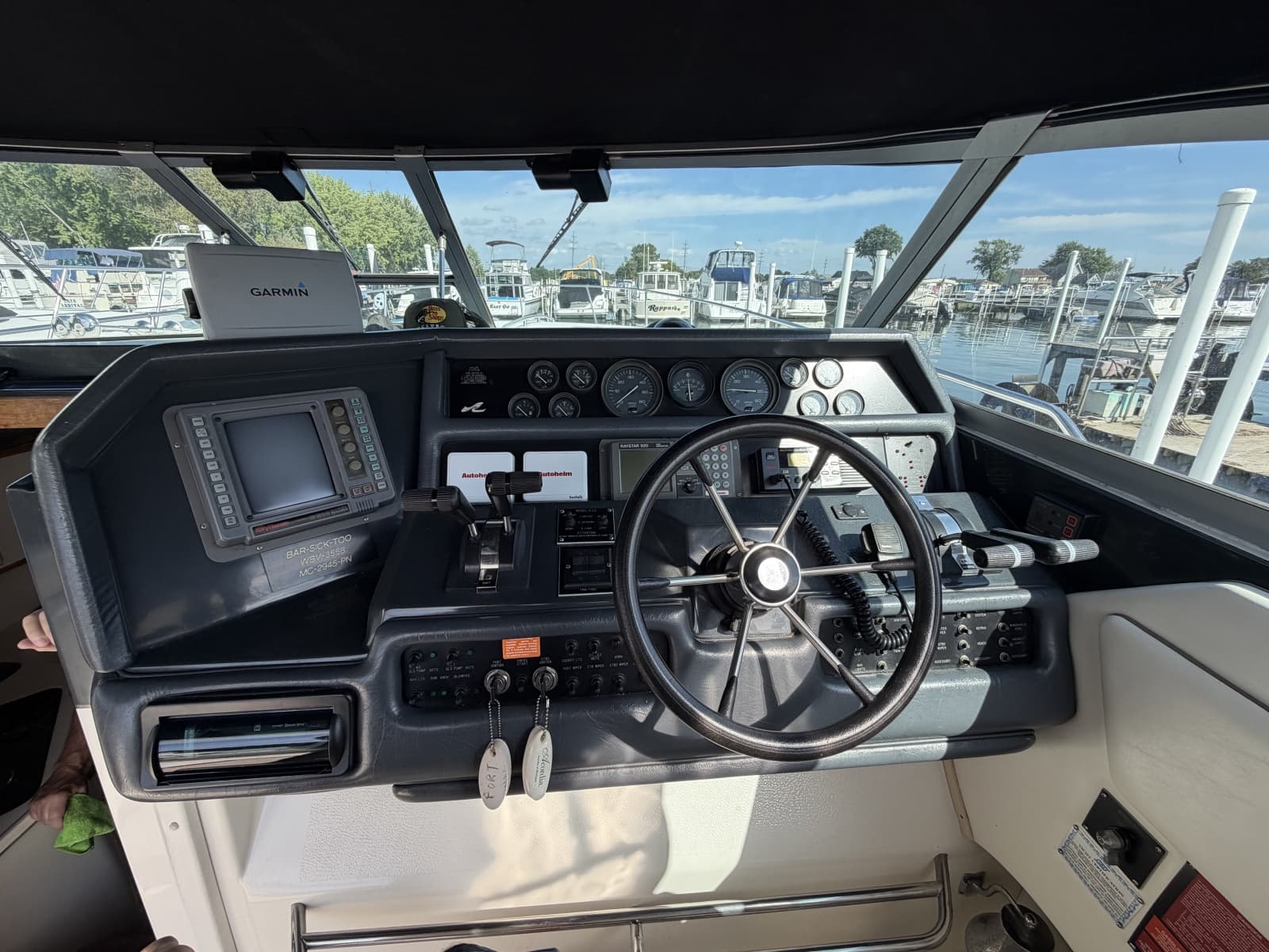 1993 Sea Ray 370 Express Cruiser - Photo 18