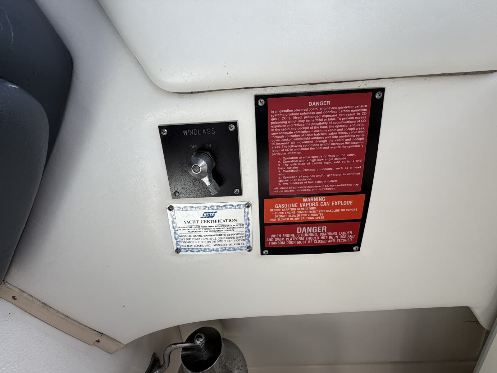 1993 Sea Ray 370 Express Cruiser - Photo 17