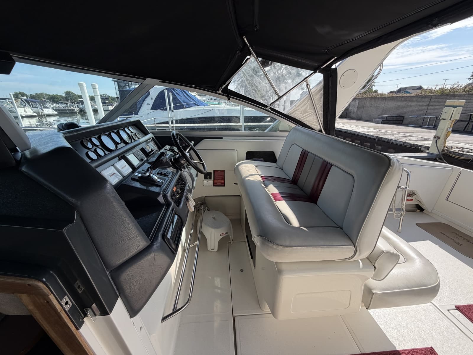 1993 Sea Ray 370 Express Cruiser - Photo 16