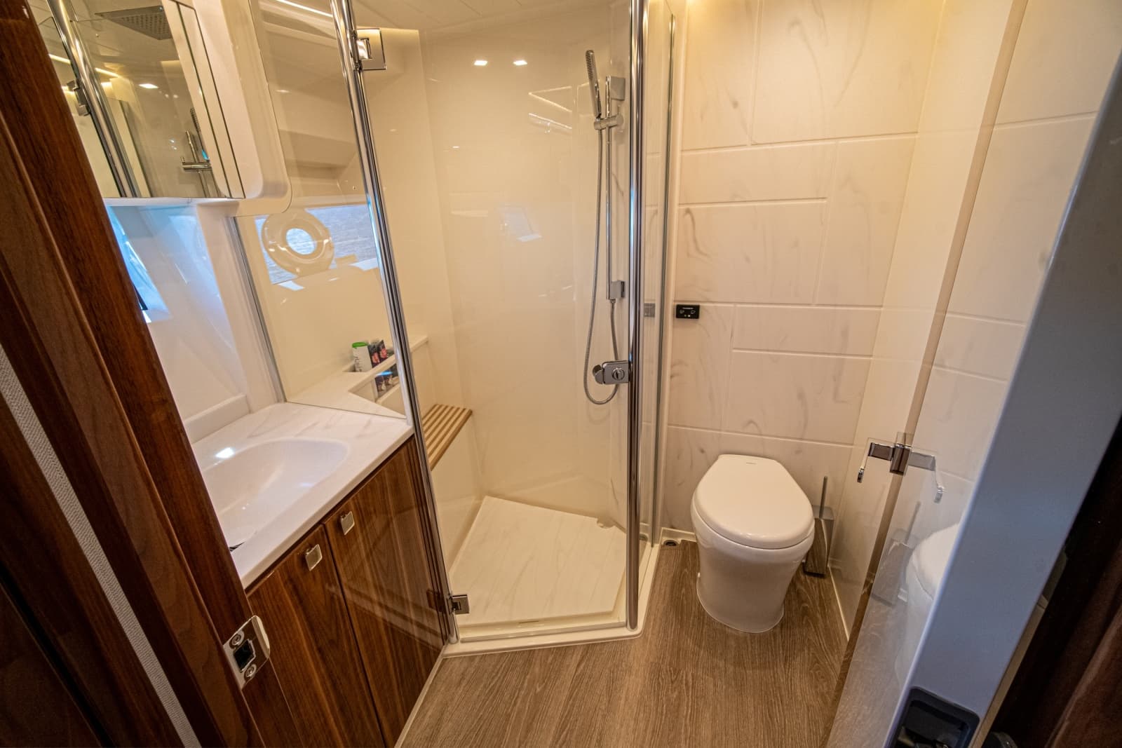 2025 Riviera 6800 Sport Yacht Platinum Edition - Photo 89