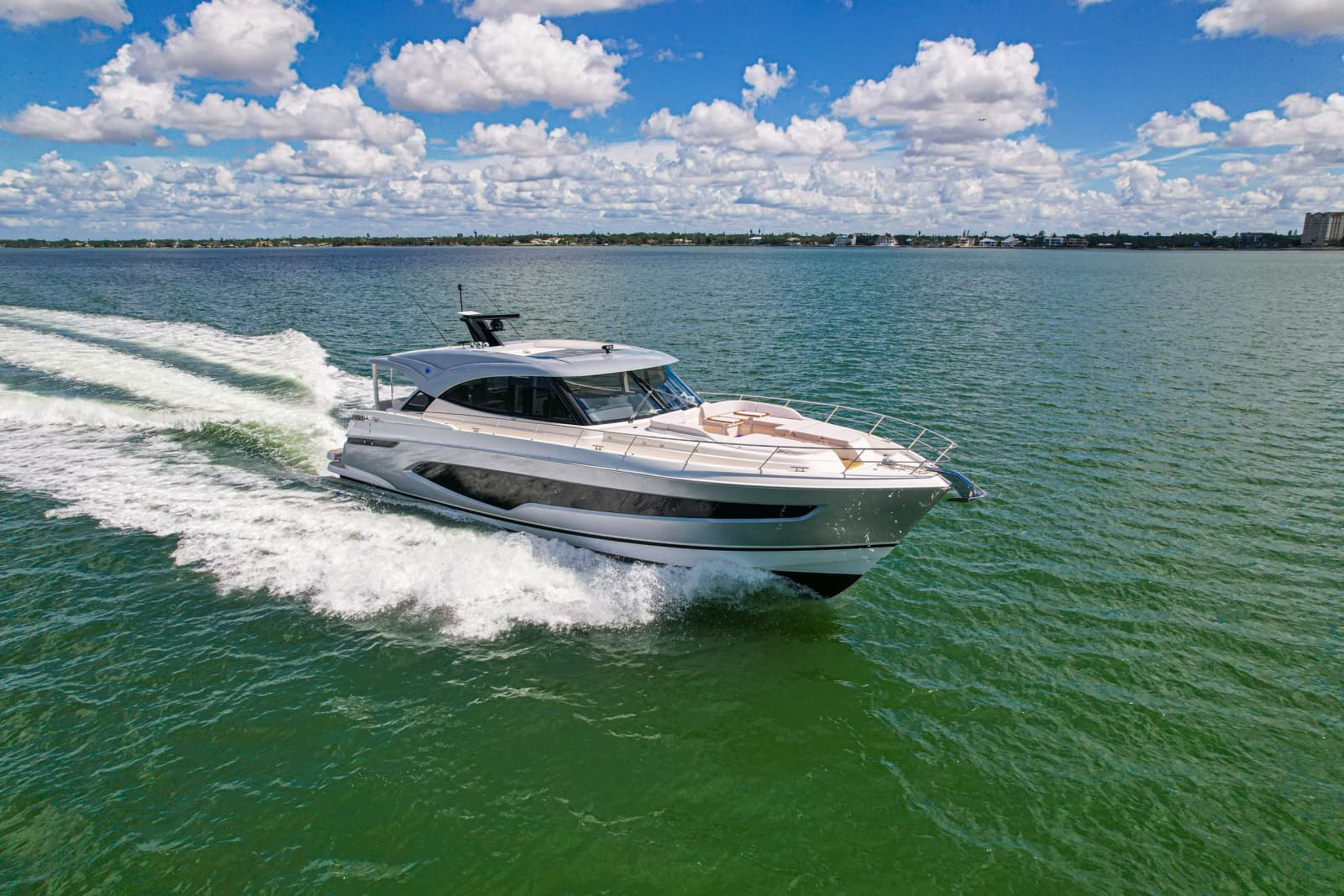 2025 Riviera 6800 Sport Yacht Platinum Edition - Photo 2