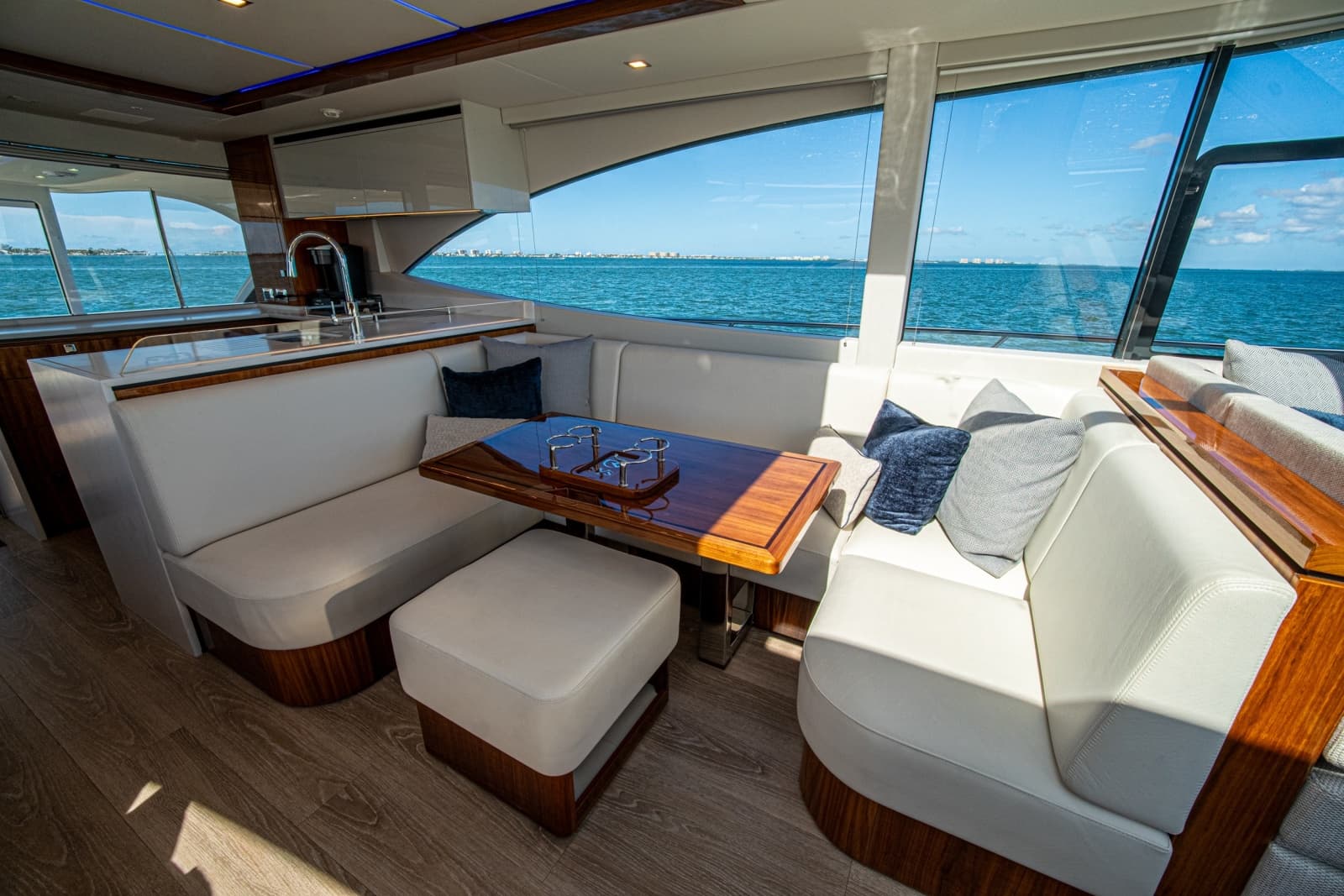 2025 Riviera 6800 Sport Yacht Platinum Edition - Photo 54