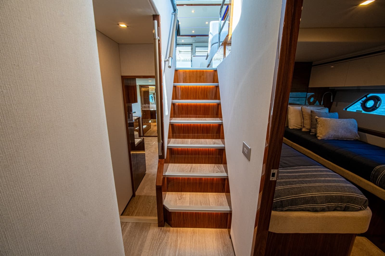 2025 Riviera 6800 Sport Yacht Platinum Edition - Photo 73