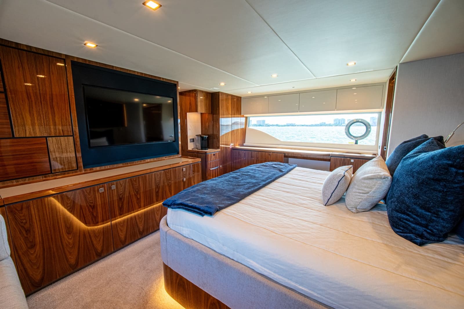 2025 Riviera 6800 Sport Yacht Platinum Edition - Photo 83