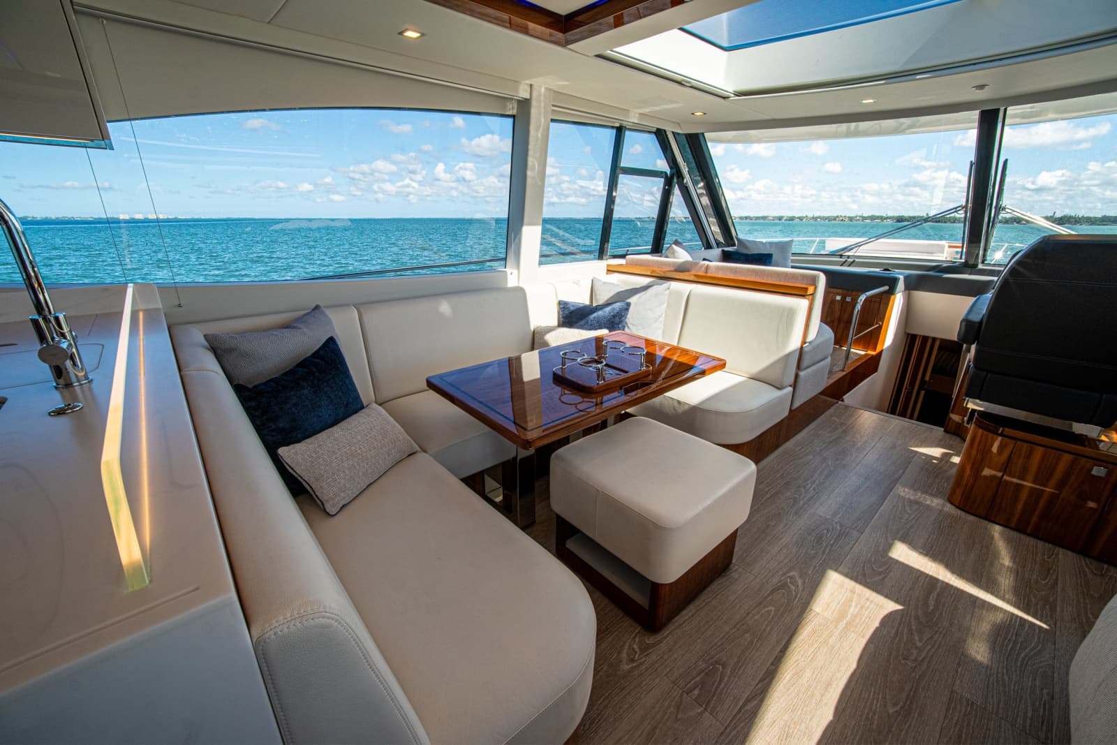 2025 Riviera 6800 Sport Yacht Platinum Edition - Photo 53