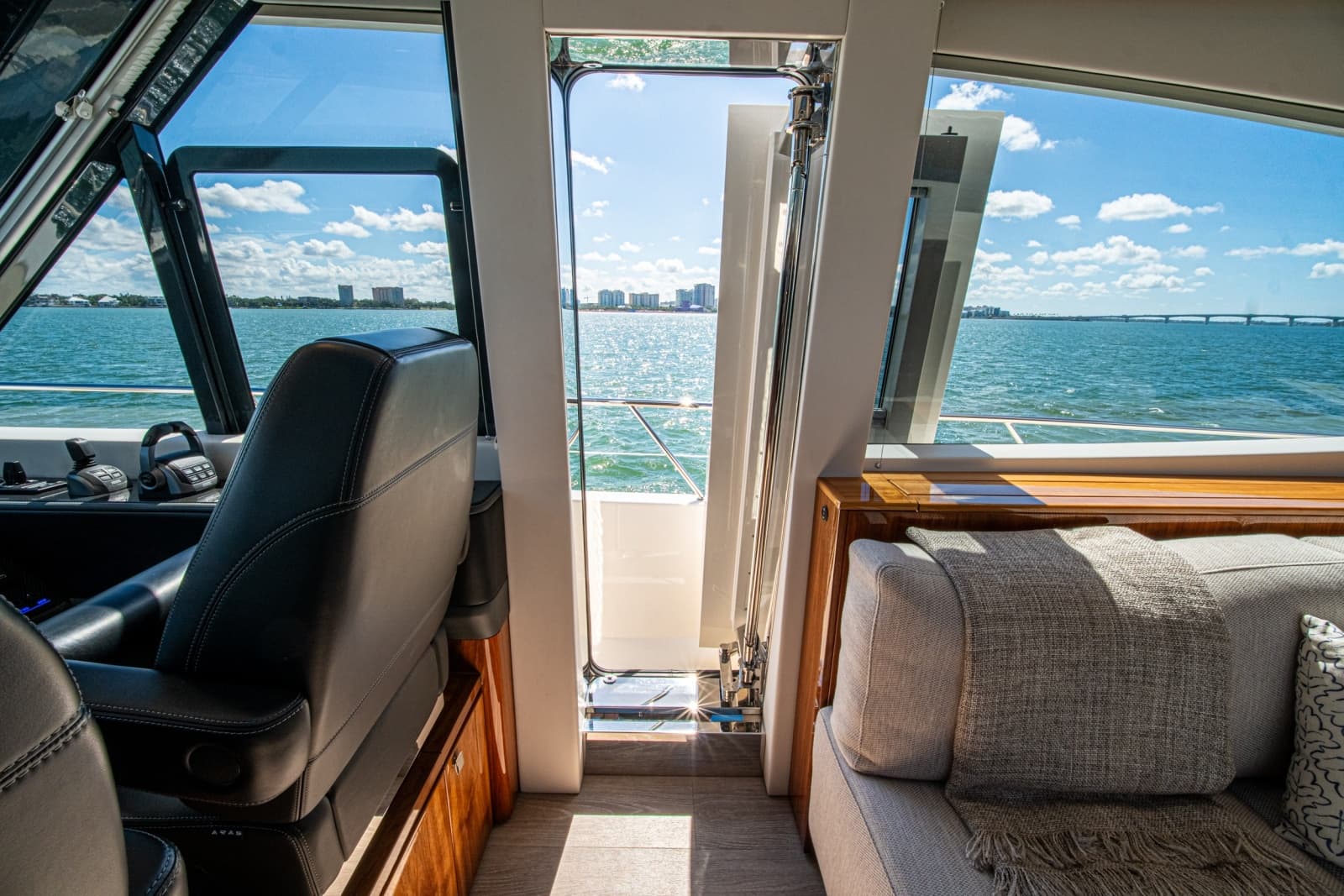 2025 Riviera 6800 Sport Yacht Platinum Edition - Photo 71