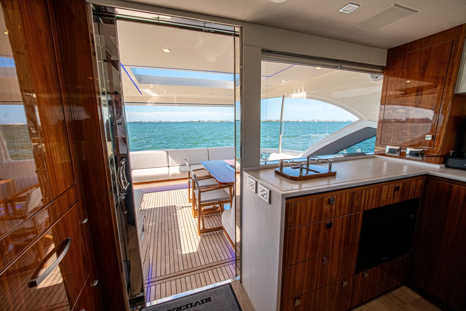 2025 Riviera 6800 Sport Yacht Platinum Edition - Photo 58