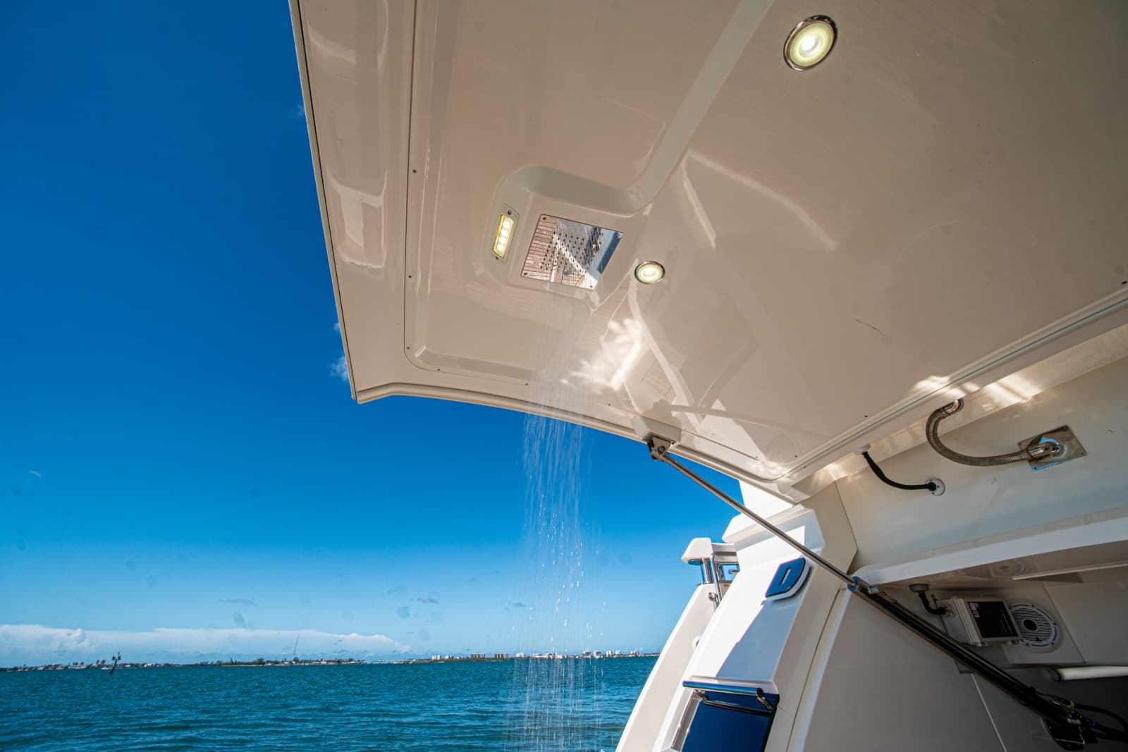 2025 Riviera 6800 Sport Yacht Platinum Edition - Photo 44