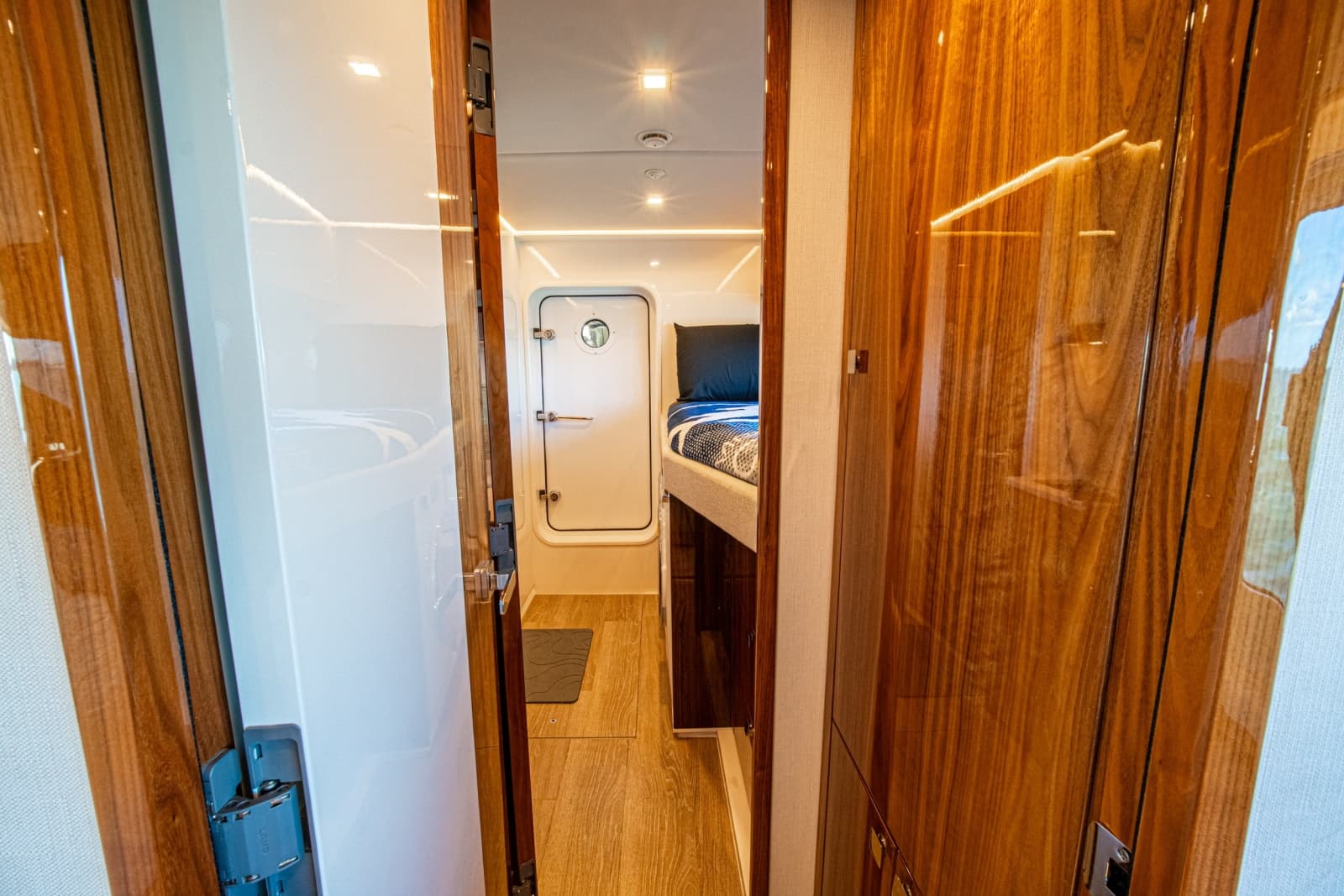 2025 Riviera 6800 Sport Yacht Platinum Edition - Photo 82