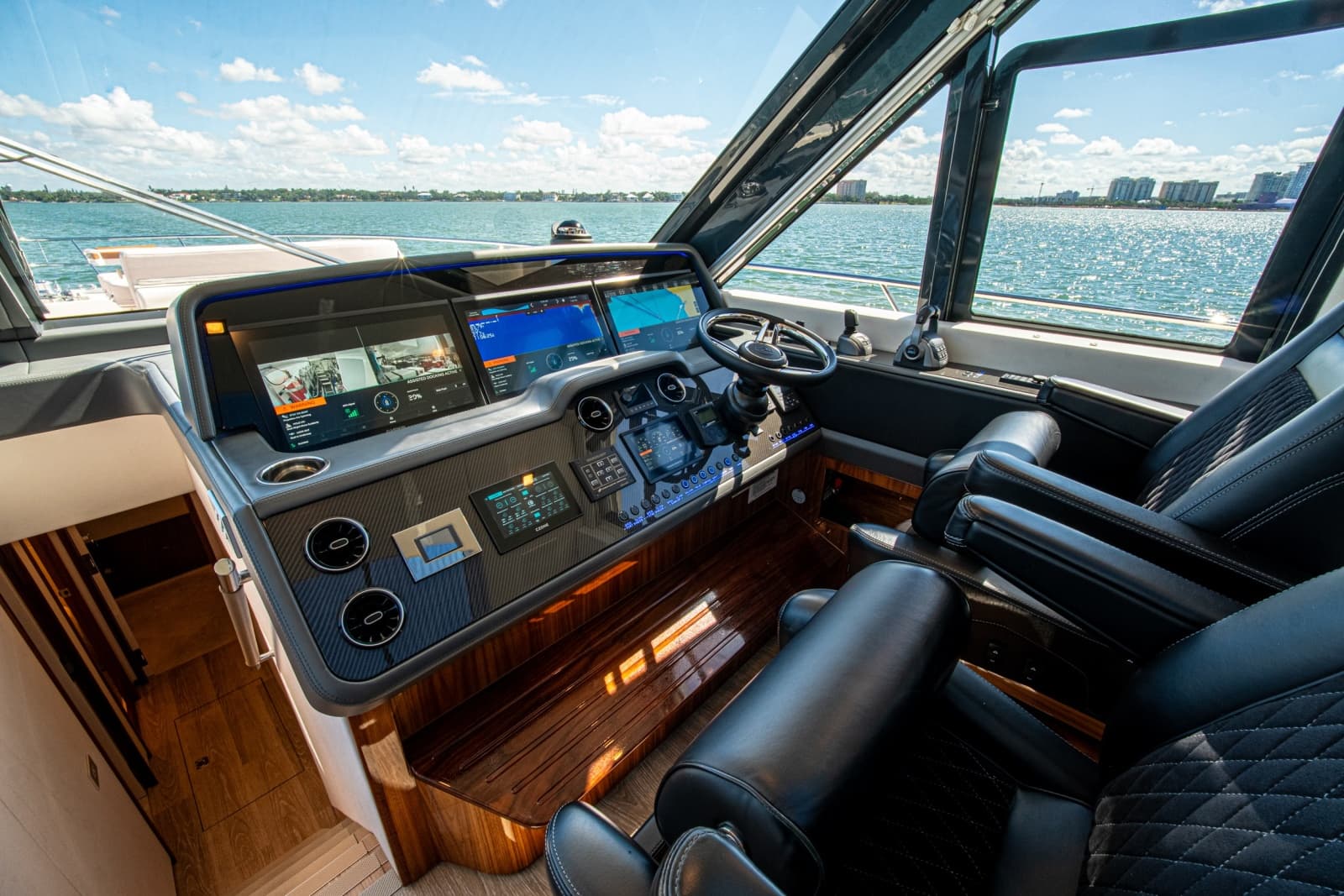 2025 Riviera 6800 Sport Yacht Platinum Edition - Photo 65