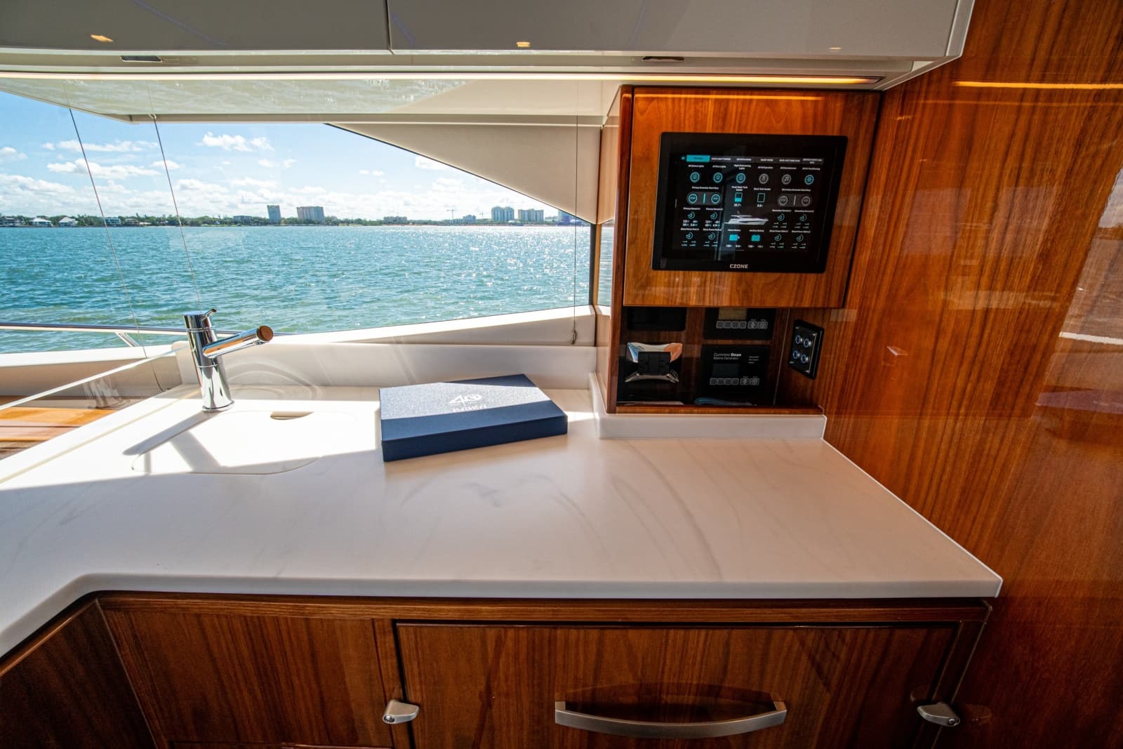 2025 Riviera 6800 Sport Yacht Platinum Edition - Photo 52