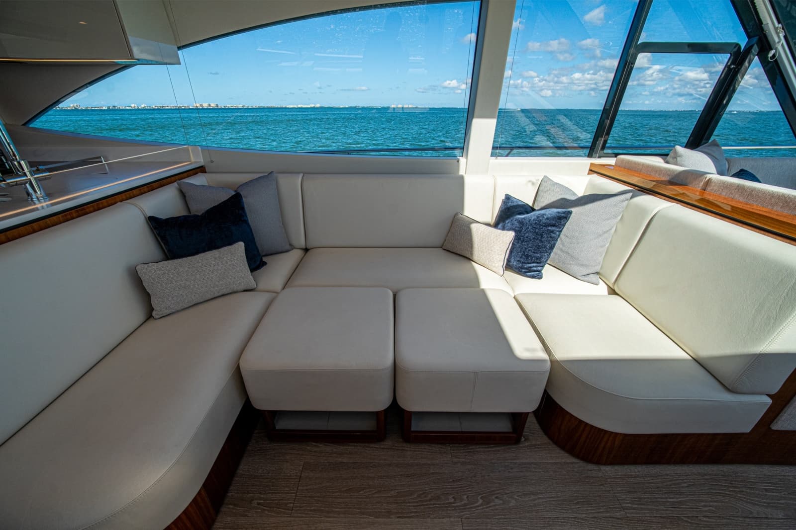 2025 Riviera 6800 Sport Yacht Platinum Edition - Photo 57