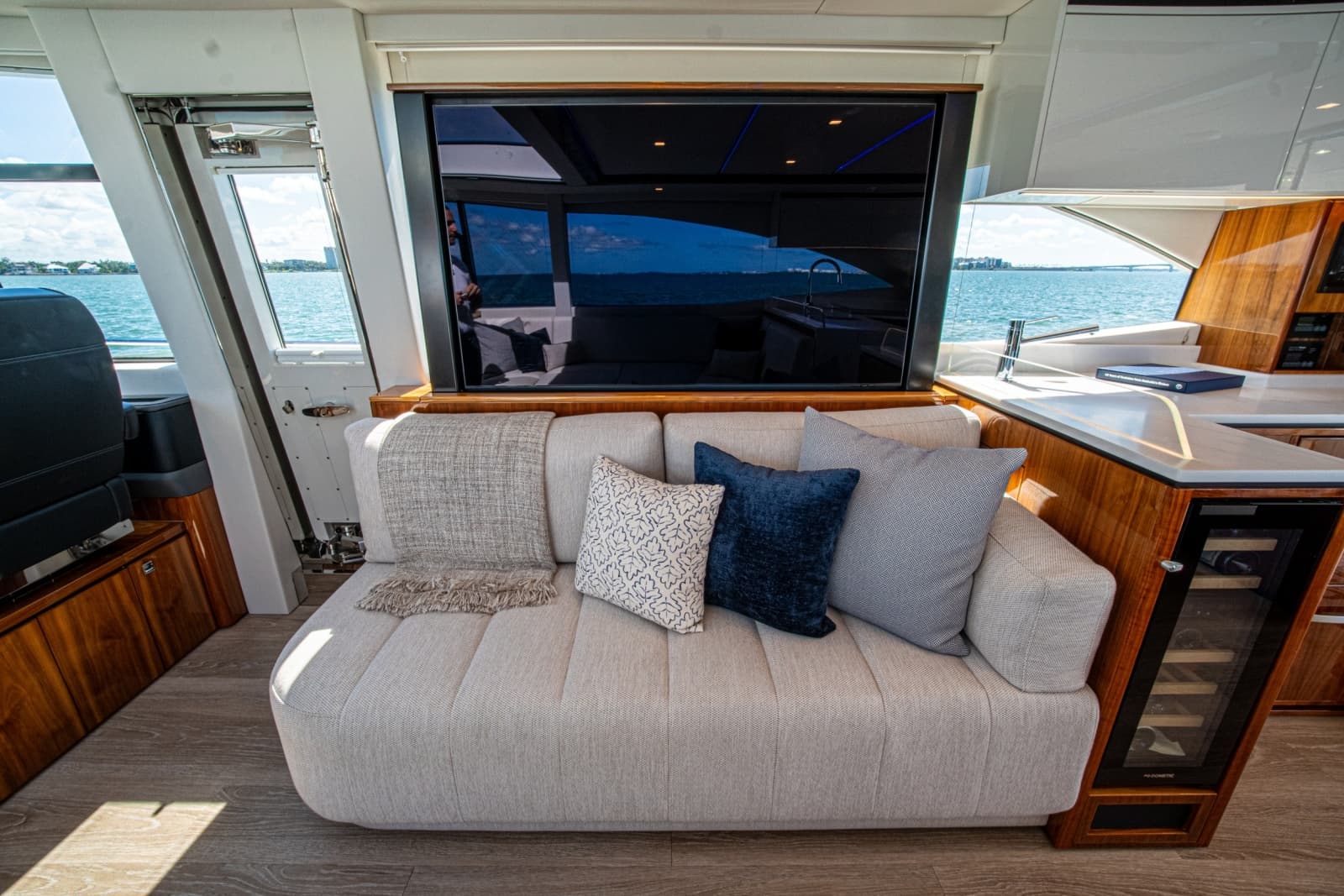 2025 Riviera 6800 Sport Yacht Platinum Edition - Photo 61