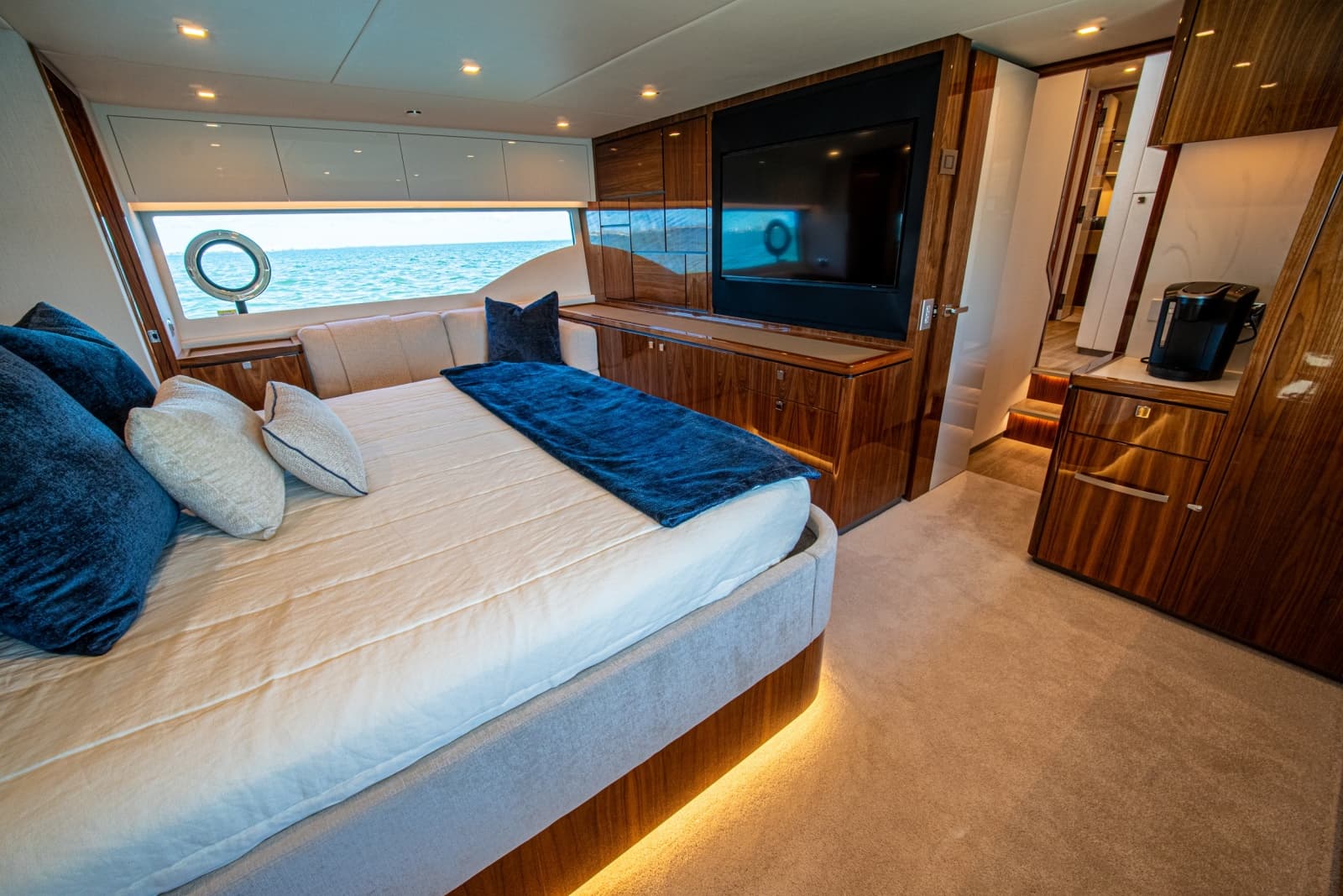 2025 Riviera 6800 Sport Yacht Platinum Edition - Photo 79