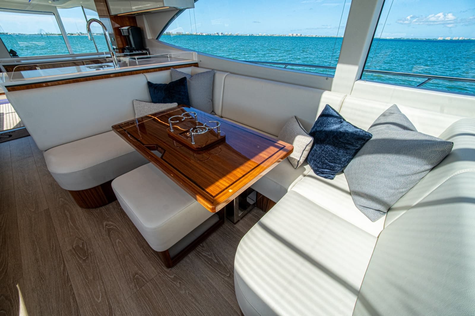 2025 Riviera 6800 Sport Yacht Platinum Edition - Photo 70