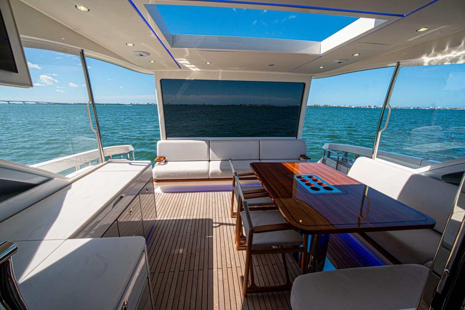 2025 Riviera 6800 Sport Yacht Platinum Edition - Photo 62