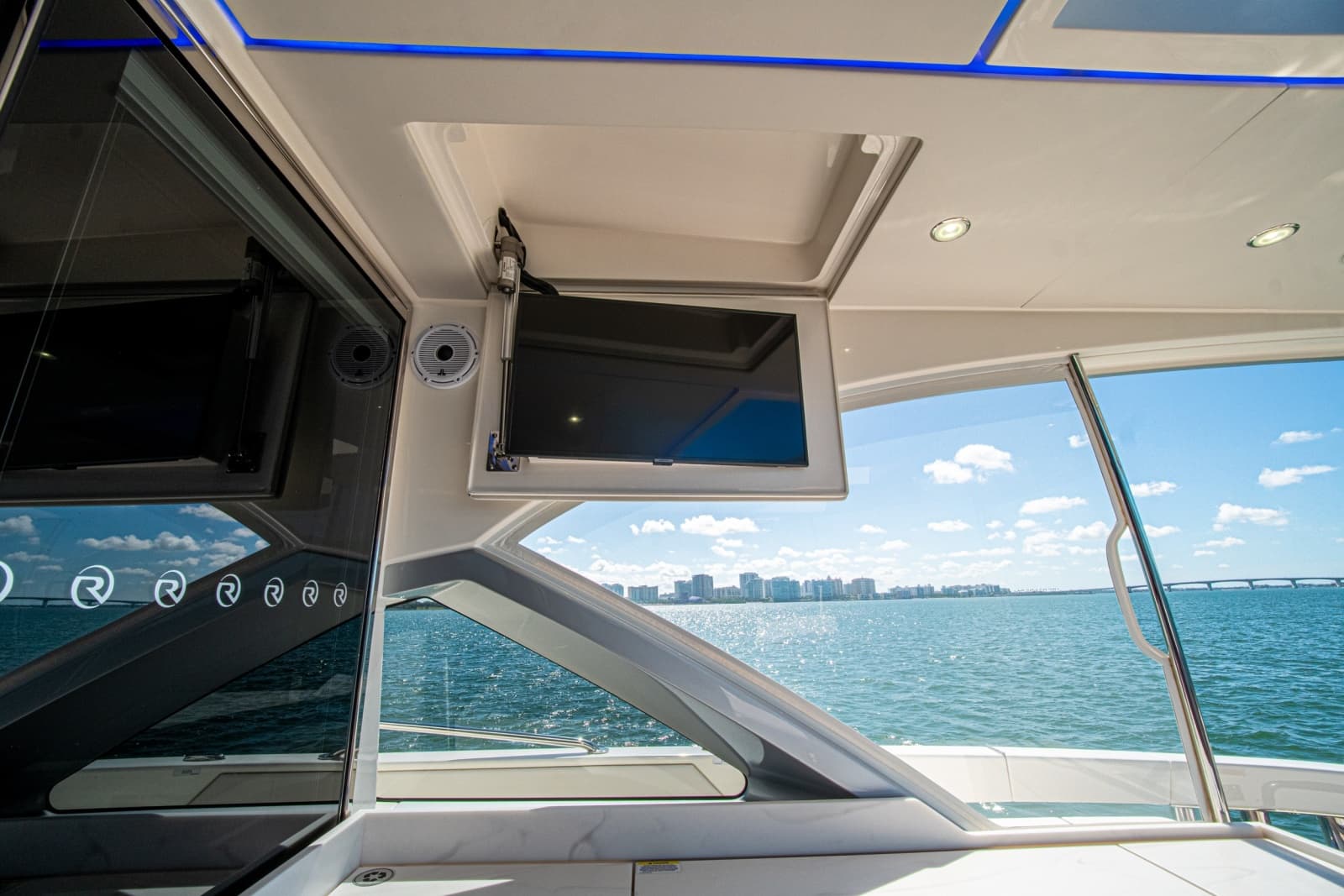 2025 Riviera 6800 Sport Yacht Platinum Edition - Photo 59