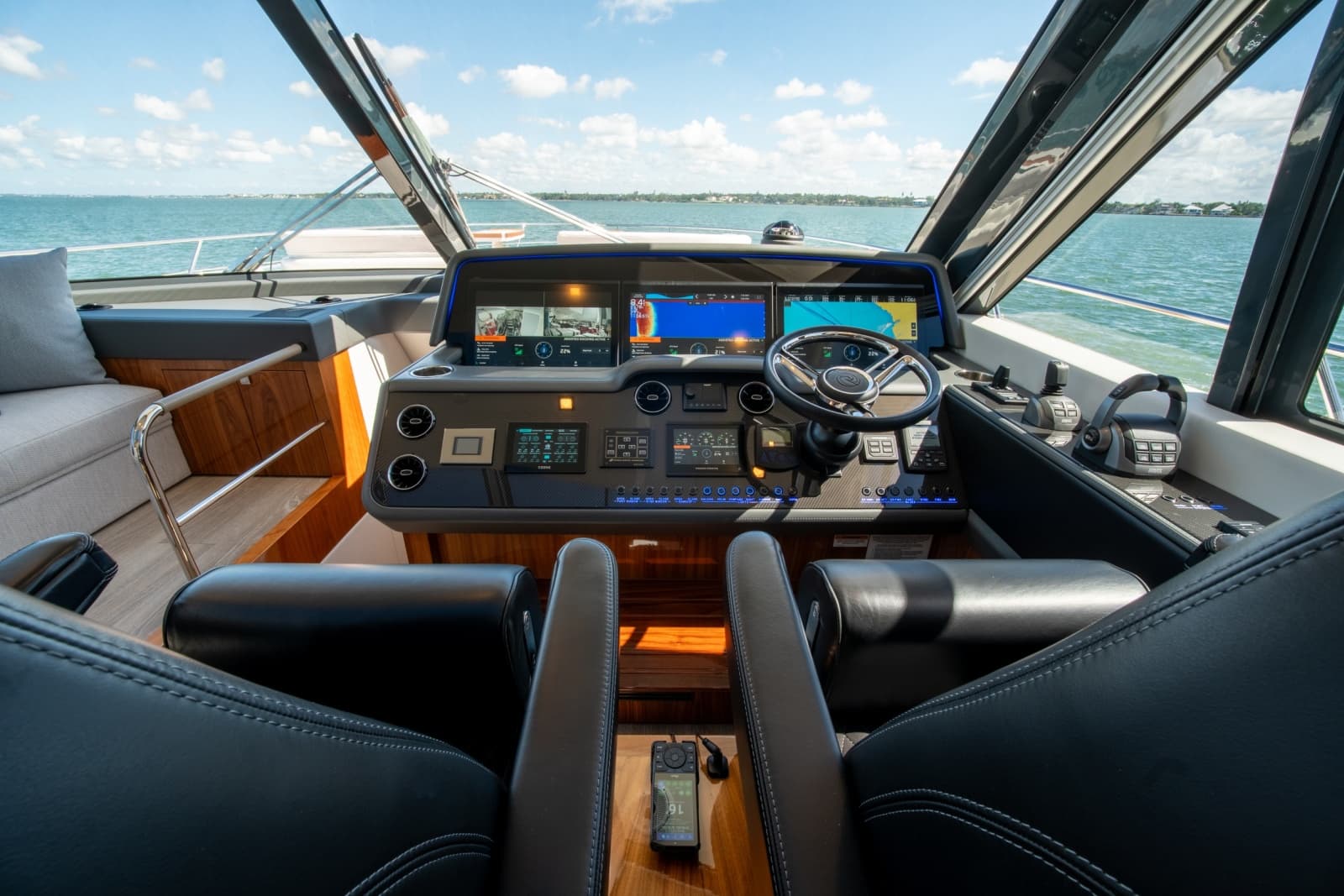 2025 Riviera 6800 Sport Yacht Platinum Edition - Photo 66