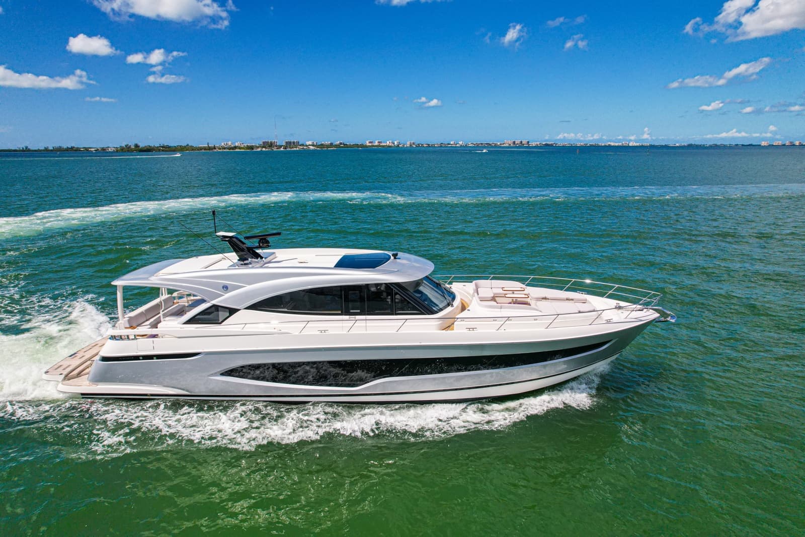 2025 Riviera 6800 Sport Yacht Platinum Edition - Photo 10