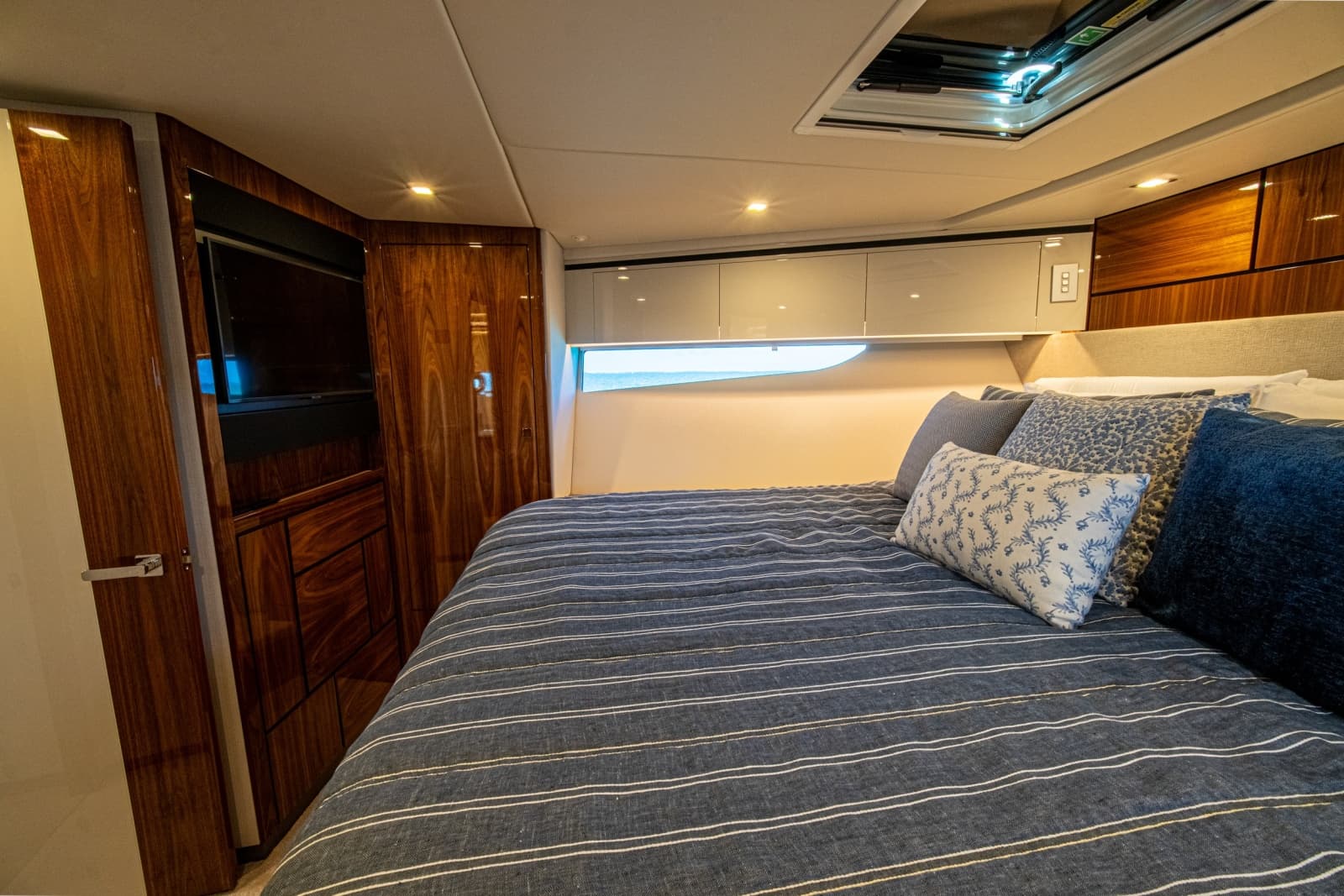 2025 Riviera 6800 Sport Yacht Platinum Edition - Photo 92