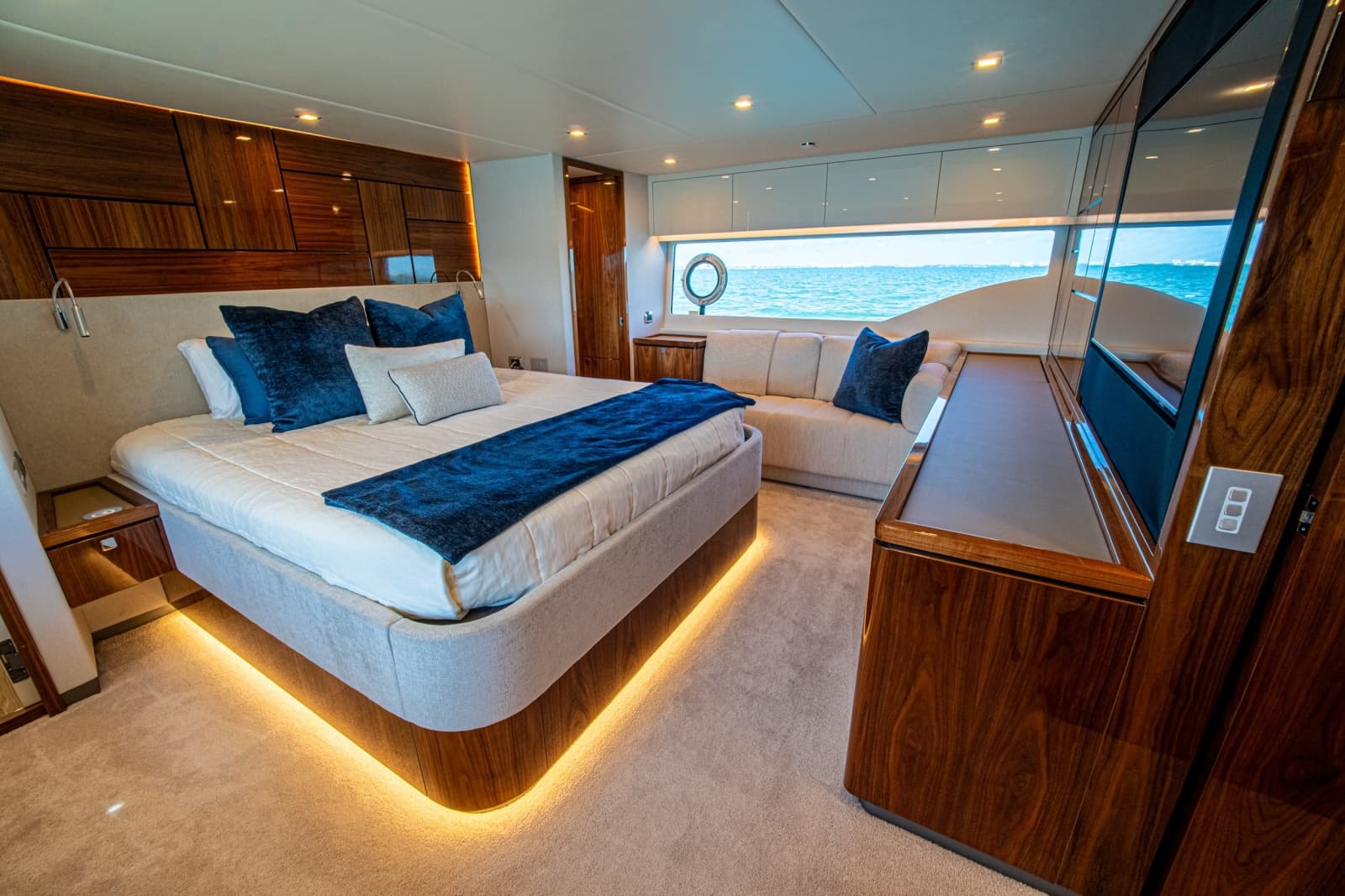 2025 Riviera 6800 Sport Yacht Platinum Edition - Photo 78