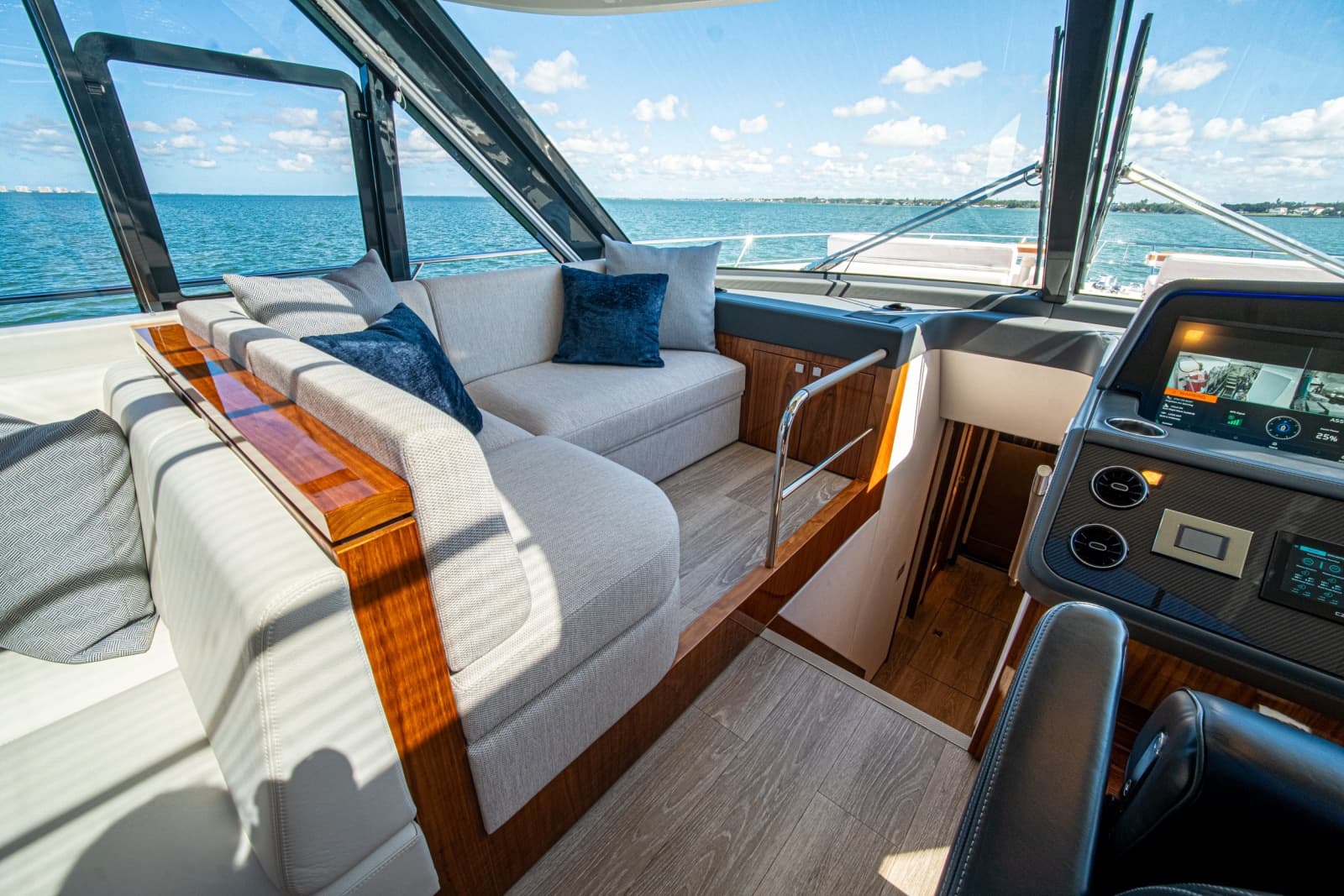 2025 Riviera 6800 Sport Yacht Platinum Edition - Photo 64