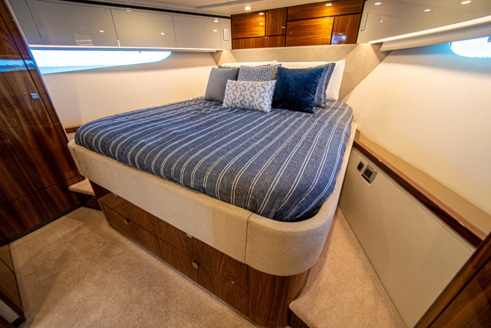 2025 Riviera 6800 Sport Yacht Platinum Edition - Photo 91