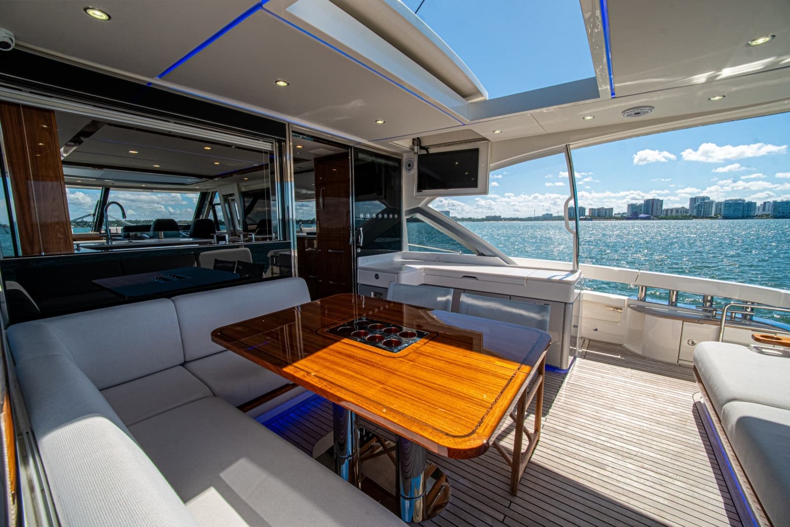 2025 Riviera 6800 Sport Yacht Platinum Edition - Photo 60