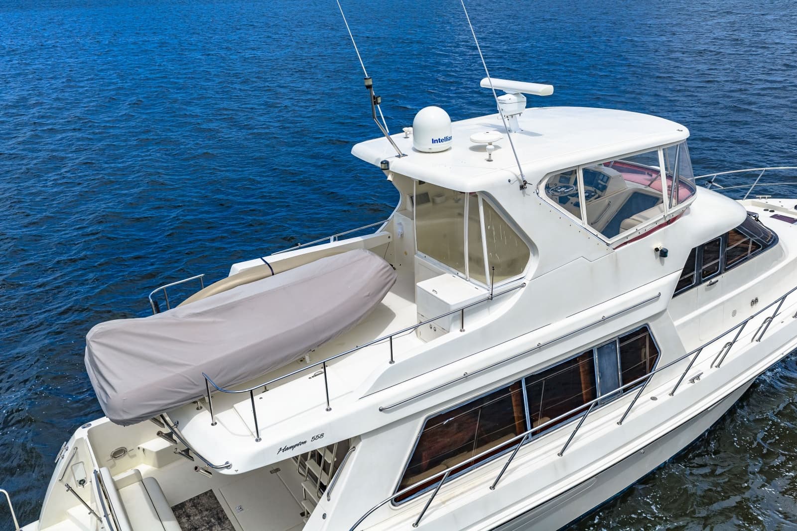 2005 Hampton 558 Pilothouse - Photo 9