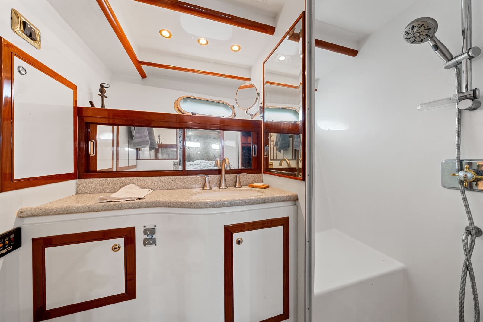 2005 Hampton 558 Pilothouse - Photo 76