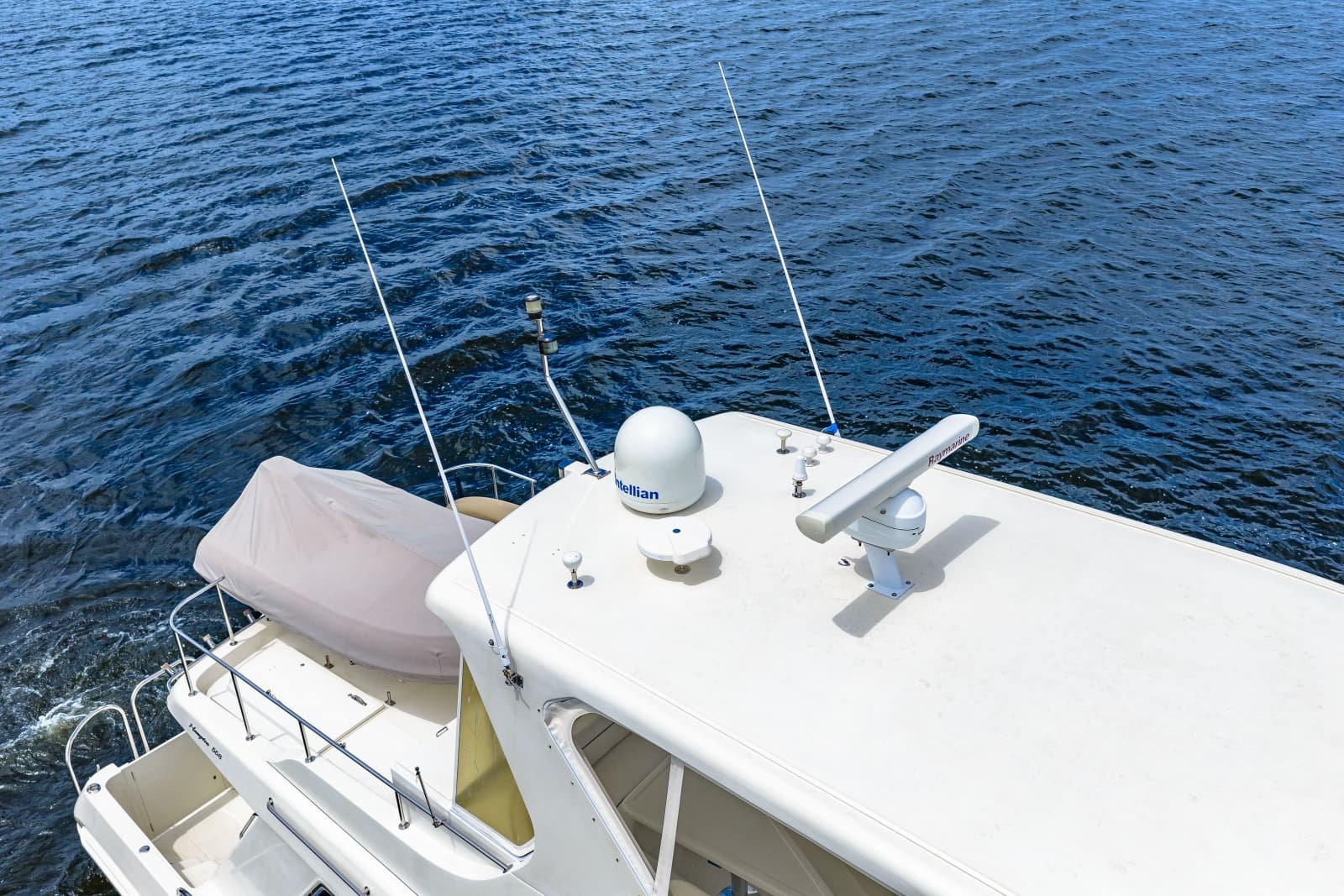 2005 Hampton 558 Pilothouse - Photo 8