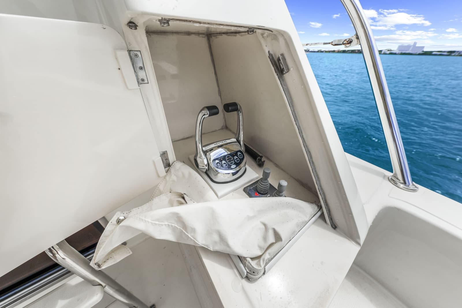 2005 Hampton 558 Pilothouse - Photo 39
