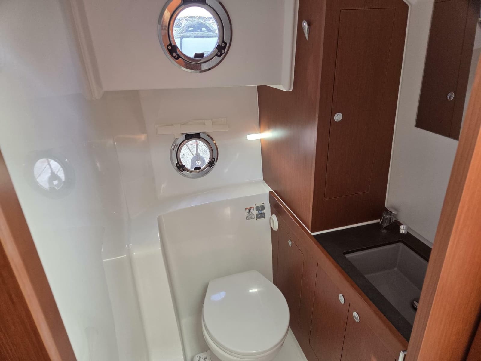 2020 Beneteau Swift Trawler 30 - Photo 6