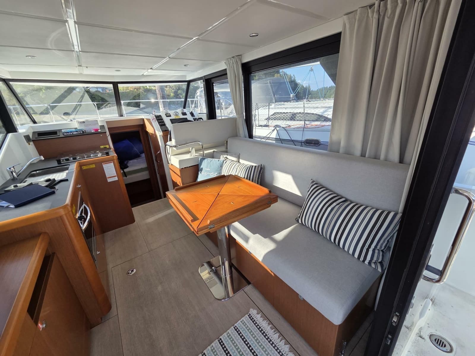 2020 Beneteau Swift Trawler 30 - Photo 2