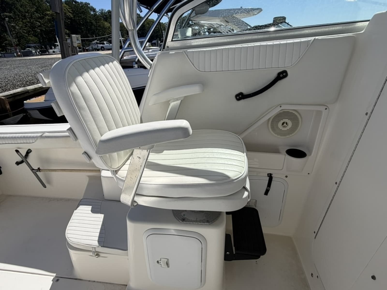 2008 Seaswirl Striper 2301 Walkaround I/O - Photo 14