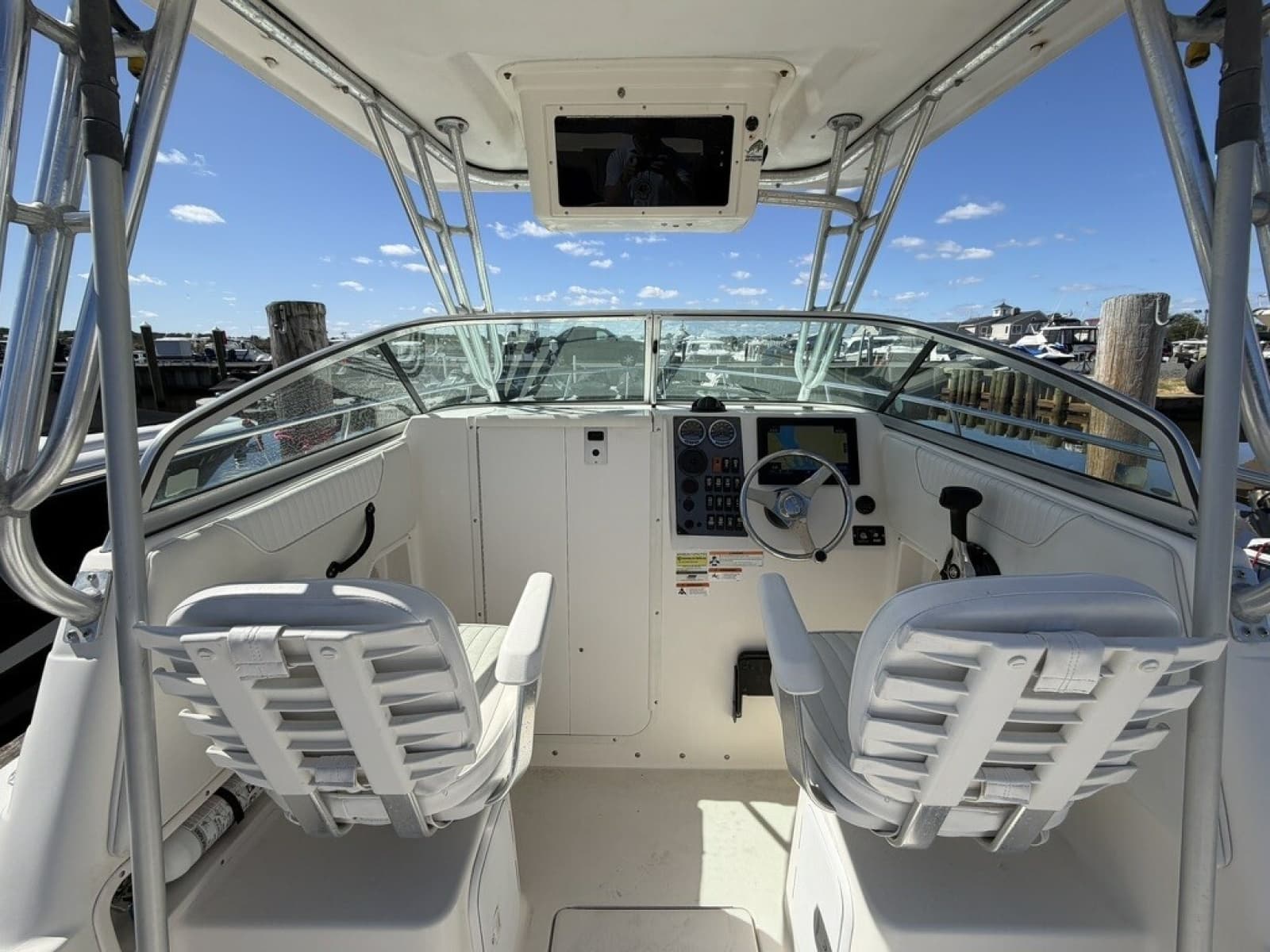 2008 Seaswirl Striper 2301 Walkaround I/O - Photo 11