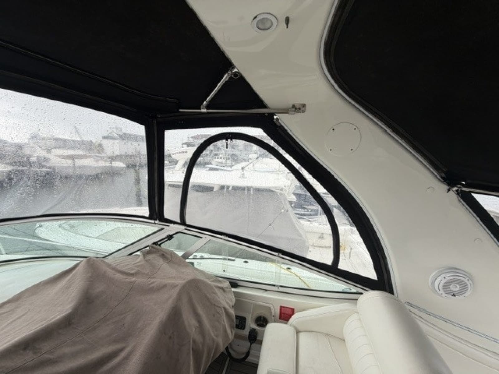 2004 Cruisers 370 - Photo 32