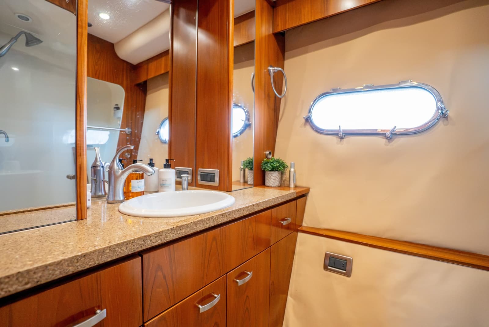 2009 Tiara Yachts 5800 Sovran - Photo 31