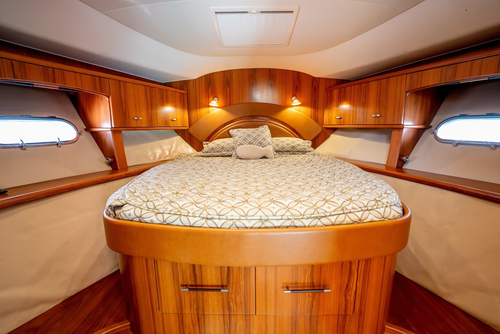 2009 Tiara Yachts 5800 Sovran - Photo 36