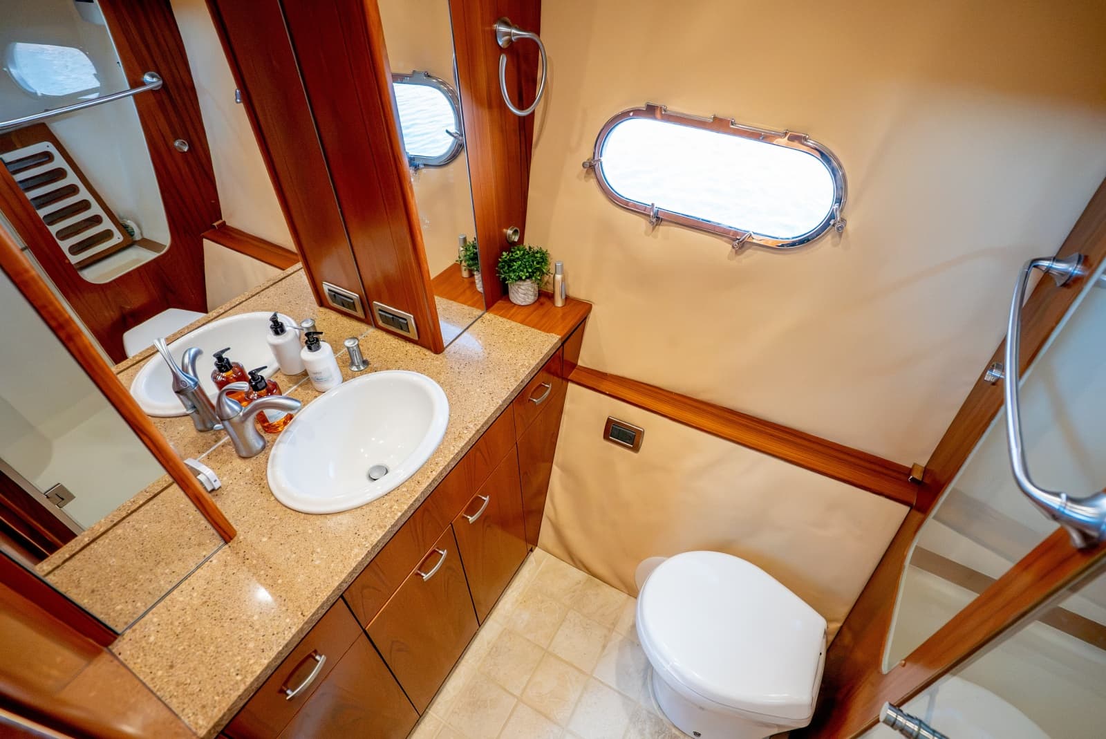 2009 Tiara Yachts 5800 Sovran - Photo 32