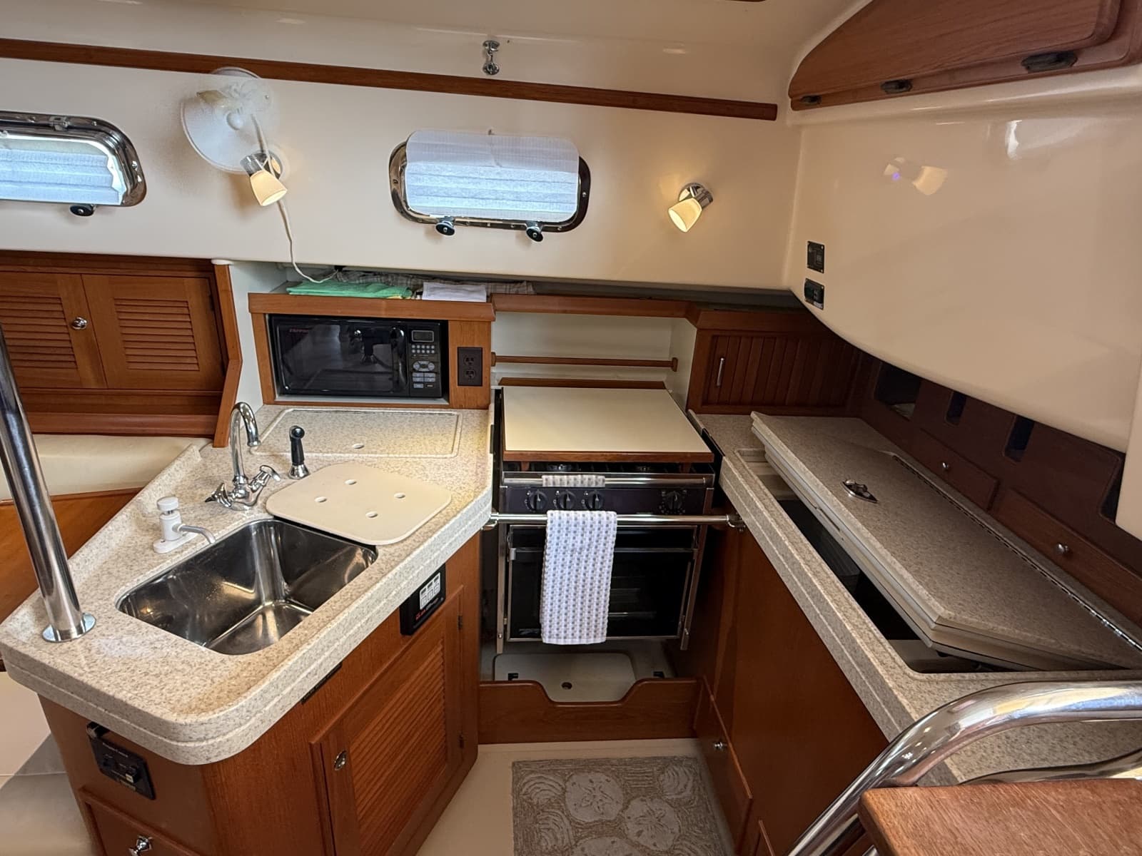 2005 Island Packet 370 - Photo 17